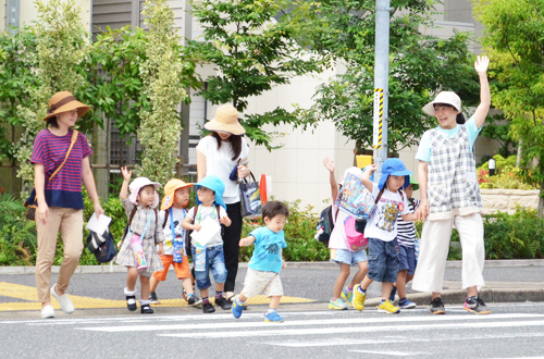 手と手をつないで登園 朝の身支度